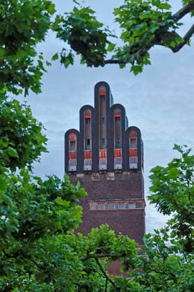 Mathildenhöhe - architektonisches Gesamtkunstwerk 06.06.2026 Darmstädter Mathildenhöhe feiert Welterbefest für das UNESCO Weltkulturerbe am Samstag und Sonntag (Welterbetag) und 125-jähriges Jubiläum der ersten Ausstellung 1901 hier illumnierter Hochzeitsturm Blick vom Platanenhain Darmstadt Hessen Deutschland *** Mathildenhöhe architectural synthesis of the arts 06 06 2026 Darmstadts Mathildenhöhe celebrates World Heritage Festival for the UNESCO World Heritage Site on Saturday and Sunday World Heritage Day and 125th anniversary of the first exhibition in 1901 here illuminated wedding tower View from the plane tree grove Darmstadt Hesse Germany