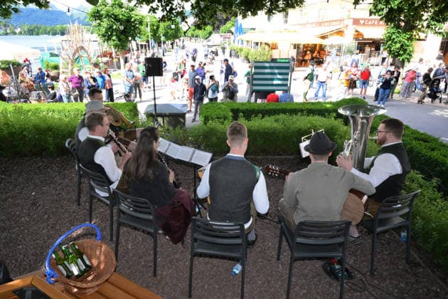 2.Hausmusikroas 2026, mit der Innviertler Klarinettenmusi, unter der Schillerlinde in Gmunden, im Rahmen der Salzkammergut Festwochen Gmunden, fotografiert am 06.06.26. Das Bild zeigt die Innviertler Klarinettenmusi während ihres Auftritts 2022 - 2.Hausmusikroas 2026, mit der Innviertler Klarinettenmusi, unter der Schillerlinde in Gmunden, im Rahmen der Salzkammergut Festwochen Gmunden, am 06.06.26 *** 2 Hausmusikroas 2026, with the Innviertler Klarinettenmusi, under the Schillerlinde in Gmunden, as part of the Salzkammergut Festwochen Gmunden, photographed on 06 06 26 The picture shows the Innviertler Klarinettenmusi during their performance 2022 2 Hausmusikroas 2026, with the Innviertler Klarinettenmusi, under the Schillerlinde in Gmunde