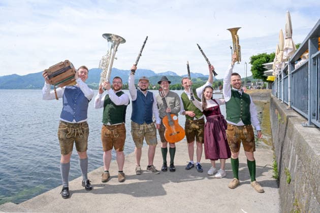 2.Hausmusikroas 2026, mit der Innviertler Klarinettenmusi, unter der Schillerlinde in Gmunden, im Rahmen der Salzkammergut Festwochen Gmunden, fotografiert am 06.06.26. Das Bild zeigt die Innviertler Klarinettenmusi am Am Traunseeufer mit ihren Instrumente - Gruppenfoto 2022 - 2.Hausmusikroas 2026, mit der Innviertler Klarinettenmusi, unter der Schillerlinde in Gmunden, im Rahmen der Salzkammergut Festwochen Gmunden, am 06.06.26 *** 2 Hausmusikroas 2026, with the Innviertler Klarinettenmusi, under the Schillerlinde in Gmunden, as part of the Salzkammergut Festwochen Gmunden, photographed on 06 06 26 The picture shows the Innviertler Klarinettenmusi on the banks of the Traunsee with their instruments Group photo 2022 2 Hausmusikroas 2026, wi