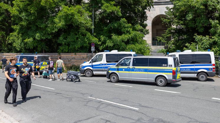 Musikfestival Rock im Park 2026, Nürnberg, 07.06.2026 Mehrere Polizeifahrzeuge der bayerischen Polizei (VW Transporter, Mercedes Sprinter) sichern das Festivalgelände ab. Besucher passieren die Fahrzeuge auf der Straße. Nürnberg Bayern Deutschland *** Music festival Rock im Park 2026, Nuremberg, 07 06 2026 Several police vehicles of the Bavarian police VW Transporter, Mercedes Sprinter secure the festival area Visitors pass the vehicles on the street Nuremberg Bavaria Germany 20260607-286A8393-M4000