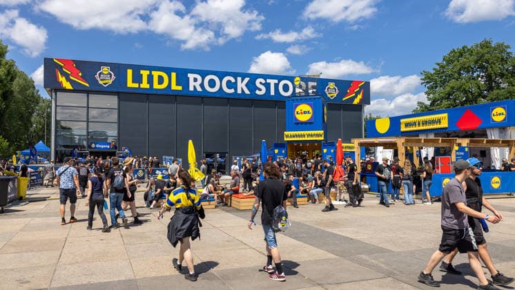 Musikfestival Rock im Park 2026, Nürnberg, 07.06.2026 Der Lidl Rock Store als Supermarkt beim Musikfestival Rock im Park. Zahlreiche Festivalbesucher halten sich vor dem blau gestalteten Pop-up-Store auf. Nürnberg Bayern Deutschland *** Rock im Park 2026 music festival, Nuremberg, 07 06 2026 The Lidl Rock Store as a supermarket at the Rock im Park music festival Numerous festival visitors gather in front of the blue pop-up store Nuremberg Bavaria Germany 20260607-286A8418-M4000