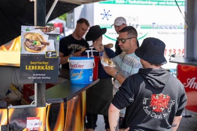 Musikfestival Rock im Park 2026, Nürnberg, 07.06.2026 Besucher kaufen bayrischen Leberkäse im Brötchen an einem Imbissstand. Ein Schild bewirbt das Angebot für 7 Euro mit Senf oder Ketchup. Nürnberg Bayern Deutschland *** Music festival Rock im Park 2026, Nuremberg, 07 06 2026 Visitors buy Bavarian Leberkäse in a roll at a snack stand A sign advertises the offer for 7 euros with mustard or ketchup Nuremberg Bavaria Germany 20260607-286A8421-M4000