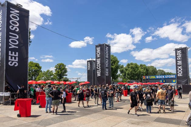 Musikfestival Rock im Park 2026, Nürnberg, 07.06.2026 Besucher des Festivals Rock im Park im Eingangs- und Ausgangsbereich. Hohe Banner mit den Aufschriften Welcome Home und See You Soon praegen das Gelaende, rechts der Lidl Rock Store. Nürnberg Bayern Deutschland *** Music festival Rock im Park 2026, Nuremberg, 07 06 2026 Visitors of the festival Rock im Park in the entrance and exit area High banners with the inscriptions Welcome Home and See You Soon dominate the area, on the right the Lidl Rock Store Nuremberg Bavaria Germany 20260607-286A8432-M4000