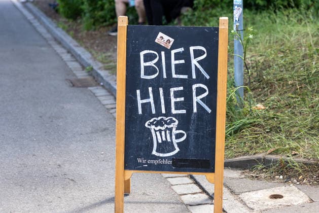 Musikfestival Rock im Park 2026, Nürnberg, 07.06.2026 Tafelschild mit der Aufschrift Bier hier wirbt für den Bierverkauf beim Musikfestival. Das handgemalte Schild mit Bierkrug-Illustration steht am Wegesrand des Festivalgeländes. Nürnberg Bayern Deutschland *** Music festival Rock im Park 2026, Nuremberg, 07 06 2026 Board sign with the inscription Beer here advertises beer sales at the music festival The hand-painted sign with beer mug illustration stands on the edge of the festival grounds Nuremberg Bavaria Germany 20260607-286A8434-M4000