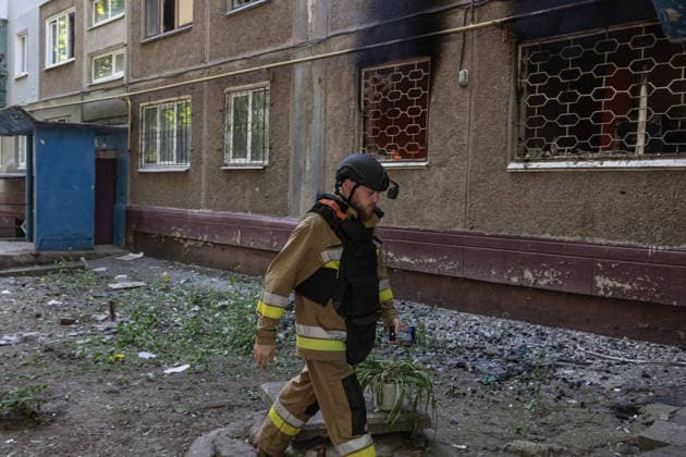 Aftermath of a Russian air strike on Ukraine s Druzhkivka DRUZHKIVKA, UKRAINE - JUNE 7: Ukrainian emergency services respond to a building fire caused by a Russian FPV drone crashing into it in Druzhkivka, Ukraine, 7 June 2026 Diego Herrera Carcedo Anadolu Druzhkivka Ukraine. Editorial use only. Please get in touch for any other usage.  Copyright: x2026xAnadoluxDiegoxHerreraxCarcedox