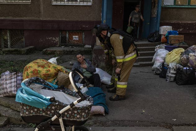 Aftermath of a Russian air strike on Ukraine s Druzhkivka DRUZHKIVKA, UKRAINE - JUNE 7: A dazed and shocked woman is being treated by Ukrainian emergency services following a fire in a building caused by a Russian FPV drone crashing into it in Druzhkivka, Ukraine, 7 June 2026 Diego Herrera Carcedo Anadolu Druzhkivka Ukraine. Editorial use only. Please get in touch for any other usage.  Copyright: x2026xAnadoluxDiegoxHerreraxCarcedox