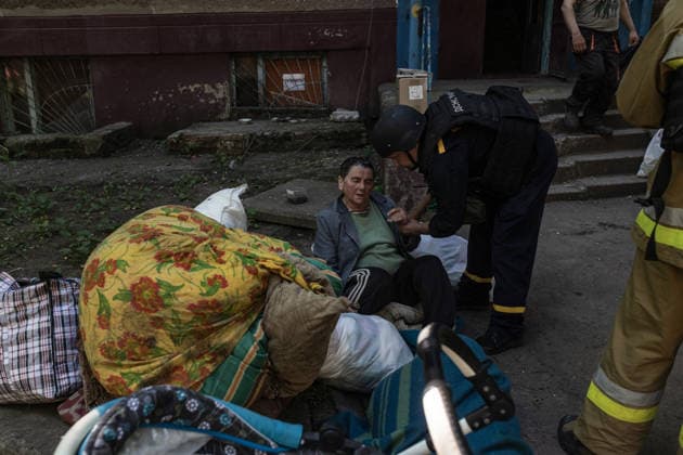 Aftermath of a Russian air strike on Ukraine s Druzhkivka DRUZHKIVKA, UKRAINE - JUNE 7: A dazed and shocked woman is being treated by Ukrainian emergency services following a fire in a building caused by a Russian FPV drone crashing into it in Druzhkivka, Ukraine, 7 June 2026 Diego Herrera Carcedo Anadolu Druzhkivka Ukraine. Editorial use only. Please get in touch for any other usage.  Copyright: x2026xAnadoluxDiegoxHerreraxCarcedox