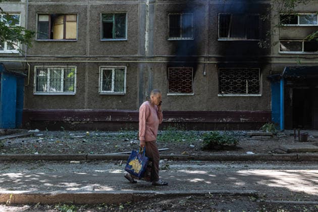 Aftermath of a Russian air strike on Ukraine s Druzhkivka DRUZHKIVKA, UKRAINE - JUNE 7: A women walks in front of the damaged building following a Russian FPV drone attack on Druzhkivka, Ukraine, 7 June 2026 Diego Herrera Carcedo Anadolu Druzhkivka Ukraine. Editorial use only. Please get in touch for any other usage.  Copyright: x2026xAnadoluxDiegoxHerreraxCarcedox