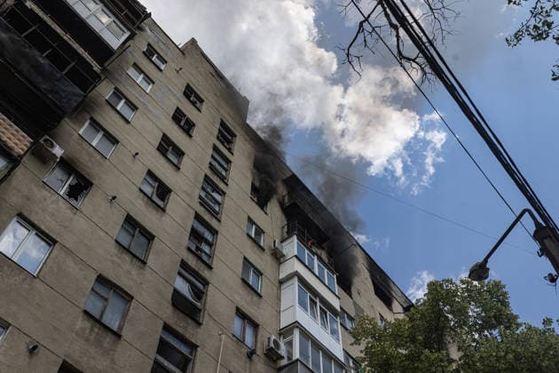 Aftermath of a Russian air strike on Ukraine s Druzhkivka DRUZHKIVKA, UKRAINE - JUNE 7: Ukrainian emergency services respond to a building fire caused by a Russian FPV drone crashing into it in Druzhkivka, Ukraine, 7 June 2026 Diego Herrera Carcedo Anadolu Druzhkivka Ukraine. Editorial use only. Please get in touch for any other usage.  Copyright: x2026xAnadoluxDiegoxHerreraxCarcedox