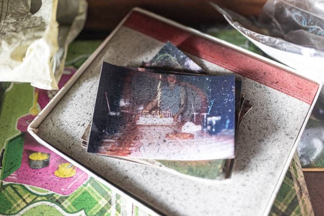 Aftermath of a Russian air strike on Ukraine s Druzhkivka DRUZHKIVKA, UKRAINE - JUNE 7: Printed photos of a family covered in ash in a flat following a fire in a building caused by a Russian FPV drone crashing into it in Druzhkivka, Ukraine, 7 June 2026 Diego Herrera Carcedo Anadolu Druzhkivka Ukraine. Editorial use only. Please get in touch for any other usage.  Copyright: x2026xAnadoluxDiegoxHerreraxCarcedox