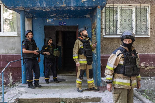 Aftermath of a Russian air strike on Ukraine s Druzhkivka DRUZHKIVKA, UKRAINE - JUNE 7: Ukrainian emergency services look up at the sky as they hear drones during the extinguishing of a building fire caused by the impact of a Russian FPV drone in Druzhkivka, Ukraine, 7 June 2026 Diego Herrera Carcedo Anadolu Druzhkivka Ukraine. Editorial use only. Please get in touch for any other usage.  Copyright: x2026xAnadoluxDiegoxHerreraxCarcedox