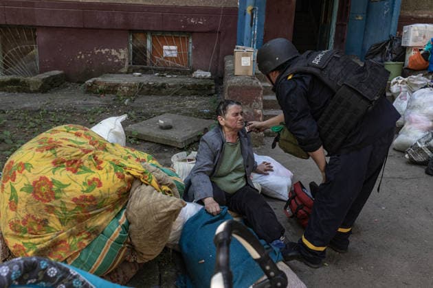 Aftermath of a Russian air strike on Ukraine s Druzhkivka DRUZHKIVKA, UKRAINE - JUNE 7: A dazed and shocked woman is being treated by Ukrainian emergency services following a fire in a building caused by a Russian FPV drone crashing into it in Druzhkivka, Ukraine, 7 June 2026 Diego Herrera Carcedo Anadolu Druzhkivka Ukraine. Editorial use only. Please get in touch for any other usage.  Copyright: x2026xAnadoluxDiegoxHerreraxCarcedox