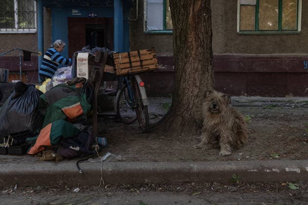 Aftermath of a Russian air strike on Ukraine s Druzhkivka DRUZHKIVKA, UKRAINE - JUNE 7: A women walks in front of the damaged building following a Russian FPV drone attack on Druzhkivka, Ukraine, 7 June 2026 Diego Herrera Carcedo Anadolu Druzhkivka Ukraine. Editorial use only. Please get in touch for any other usage.  Copyright: x2026xAnadoluxDiegoxHerreraxCarcedox