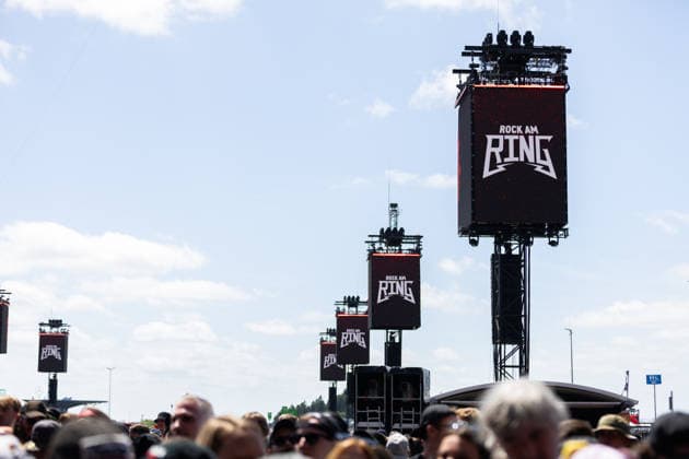 Die Videowände im Publikum während des Auftritts der US-amerikanischen Rockband Black Veil Brides im Rahmen des Festivals Rock am Ring 2026 am Nürburgring. Nürburg Rock am Ring Rheinland-Pfalz Germany *** The video walls in the audience during the performance of the US rock band Black Veil Brides as part of the Rock am Ring 2026 festival at the Nürburgring Nürburg Rock am Ring Rheinland Pfalz Germany