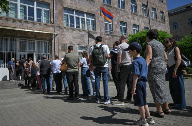 Armenia Parliamentary Election 9184863 07.06.2026 Voters queue at a polling station during the Armenian parliamentary election in Yerevan, Armenia. Yuri Kochetkov Sputnik Yerevan Armenia  Copyright: xYurixKochetkovx