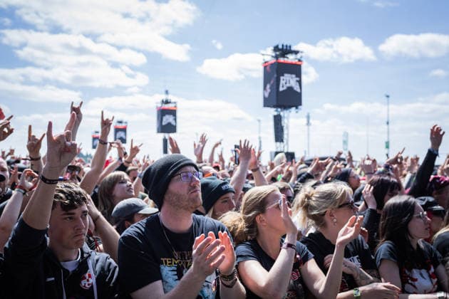 Rock am Ring 2026, Tag 3, 7.6.2026 Fans bei Hollywood Undead -- Mit dem Traditionsfestival Rock am Ring am Nürburgring in der Eifel startet in Deutschland die Festival-Saison. Rock am Ring findet in diesem Jahr vom 5. bis 7. Juni statt. Rund 80 Bands und Künstler stehen auf einer der drei großen Bühnen. Nürburg Nürburgring Rheinland-Pfalz Deutschland *** Rock am Ring 2026, Day 3, 7 6 2026 Fans at Hollywood Undead The traditional Rock am Ring festival at the Nürburgring in the Eifel region kicks off the festival season in Germany Rock am Ring will take place this year from June 5 to 7 Around 80 bands and artists will perform on one of the three large stages Nürburg Nürburgring Rhineland-Palatinate Germany Copyright: xSebastianxDerixx