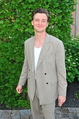 ZDF - Fernsehgarten. Sänger Nickless ( Nicola Kneringer ) während der ZDF - Unterhaltungsshow Fernsehgarten am 07.06.2026 in Mainz. 20260607MWI127518 *** ZDF Fernsehgarten singer Nickless Nicola Kneringer during the ZDF entertainment show Fernsehgarten on 07 06 2026 in Mainz 20260607MWI127518