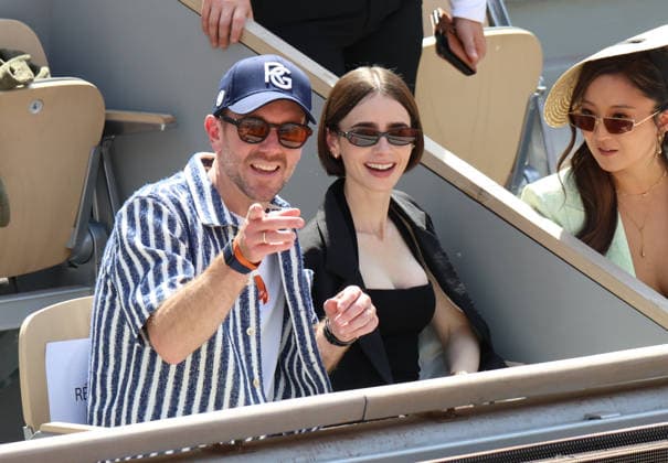Roland Garros 2026 - Tribunes Finale Cobolli vs Zverev Charlie McDowell , Lily Collins and Ashley Park CÃ lÃ britÃ s dans les tribunes de Roland Garros pendant la finale homme de l Open de France de Tennis Ã Paris, le 7 juin 2026. Celebrities in the stands at Roland Garros stadium during the men s final of the French Open in Paris on June 7, 2026.  Copyright: xDidierxFereyx