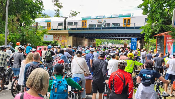 Berlin, 07.06.2026 Der ADFC veranstaltet an diesem Sonntag die 50. Fahrrad-Sternfahrt. Zehntausende Personen sind mit Spaß dabei. Spanische Allee im Ortsteil Schlachtensee *** Berlin, 07 06 2026 The ADFC is organizing the 50th bicycle rally this Sunday Tens of thousands of people are having fun on Spanische Allee in the Schlachtensee district