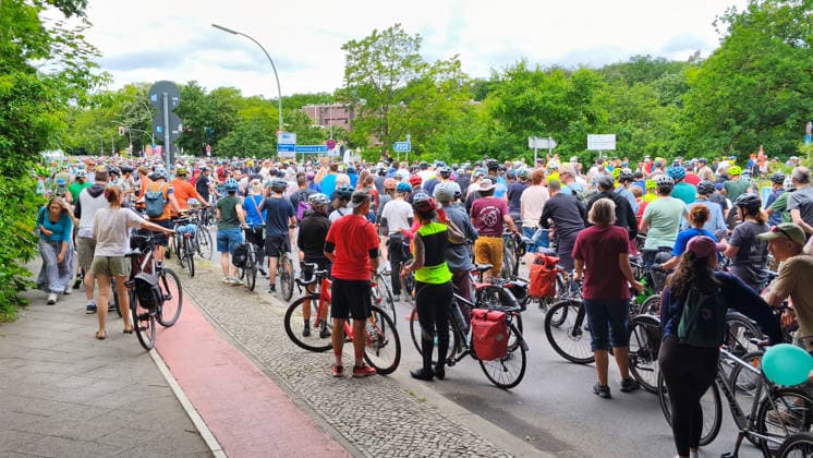 Berlin, 07.06.2026 Der ADFC veranstaltet an diesem Sonntag die 50. Fahrrad-Sternfahrt. Zehntausende Personen sind mit Spaß dabei. Spanische Allee im Ortsteil Schlachtensee.Es staut sich.Zufahrt AVUS *** Berlin, 07 06 2026 The ADFC is organizing the 50th bicycle rally this Sunday Tens of thousands of people are having fun on Spanische Allee in the Schlachtensee district There is a traffic jam on the AVUS access road