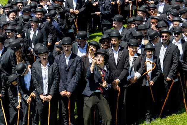 CHARLIE CHAPLIN 10 ANS MUSEE PHOTOPQR LE DAUPHINE Tom PHAM VAN SUU 07 06 2026 A Vevey Haute Savoie , le 7 juin 2026 The Chaplin s World museum in Corsier sur Vevey VD is celebrating its tenth anniversary this year. To mark the occasion, 429 participants dressed as Charlie Chaplin gathered in the museums gardens on Sunday, they formed a giant 10, in front of the Ban manor house Photo Tom Pham Van Suu Le Dauphiné Libéré 10th anniversary of the Chaplin s World museum in Corsier sur Vevey, western Switzerland, on June 7, 2026 Some 429 people took part in the event France  Copyright: xPHOTOPQR LExDAUPHINE MAXPPPxTomxPHAMxVANxSUUx 20260607JDL2063 20260607JDL2063