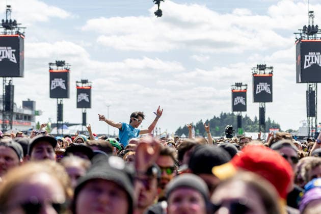 Fans vor der großen Utopia Stage während des Auftritts der US-amerikanischen Rap-Rock-Band Hollywood Undead im Rahmen des Festivals Rock am Ring 2026 am Nürburgring. Nürburg Rock am Ring Rheinland-Pfalz Germany *** Fans in front of the large Utopia Stage during the performance of the US rap rock band Hollywood Undead as part of the Rock am Ring 2026 festival at the Nürburgring Nürburg Rock am Ring Rheinland Pfalz Germany