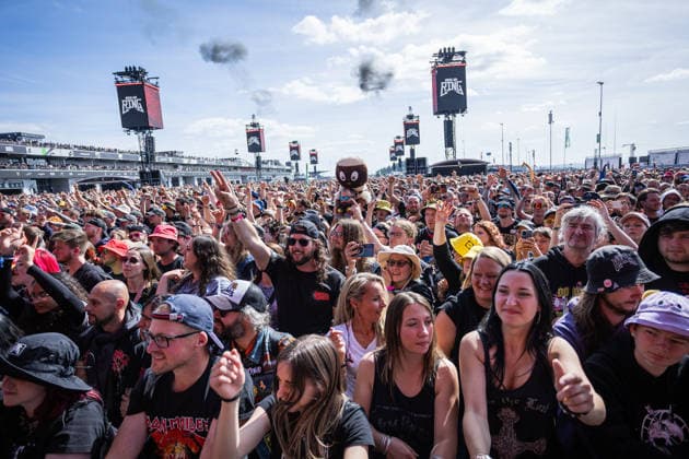 Rock am Ring 2026, Tag 3, 7.6.2026 Fans bei Finch -- Mit dem Traditionsfestival Rock am Ring am Nürburgring in der Eifel startet in Deutschland die Festival-Saison. Rock am Ring findet in diesem Jahr vom 5. bis 7. Juni statt. Rund 80 Bands und Künstler stehen auf einer der drei großen Bühnen. Nürburg Nürburgring Rheinland-Pfalz Deutschland *** Rock am Ring 2026, Day 3, 7 6 2026 Fans at Finch The traditional Rock am Ring festival at the Nürburgring in the Eifel region kicks off the festival season in Germany Rock am Ring will take place this year from June 5 to 7 Around 80 bands and artists will perform on one of the three large stages Nürburg Nürburgring Rhineland-Palatinate Germany Copyright: xSebastianxDerixx