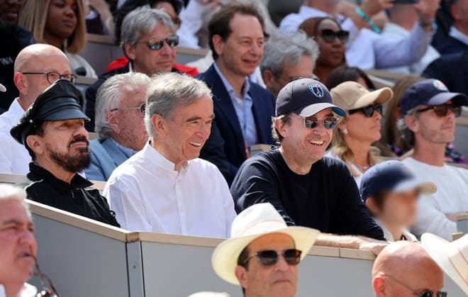 Peter Marino, Bernard Arnault with son Antoine Arnault and son Maxim Celebrities in the stands at the mens final of the French Open at Roland Garros 2026 on June 7, 2026 Jacovides Moreau Bestimage Celebrities in the stands at the mens final of the French Open at Roland Garros 2026 on June 7, 2026 Paris France  Copyright: xJACOVIDES-MOREAUx xBESTIMAGExJACOVIDES-MOREAUx xBESTIMAGEx