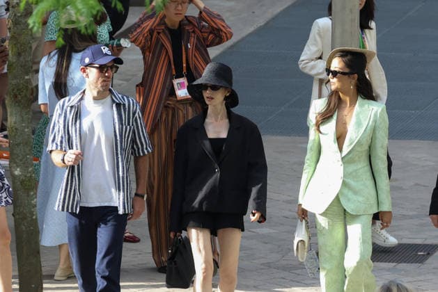 2026 French Open - Lily Collins In The Stands Day 15 NB Charlie McDowell, Lily Collins and Ashley Park during the 2026 French Open at Roland Garros on June 07, 2026 in Paris, France. Photo by Nasser Berzane ABACAPRESS.COM  Copyright: xBerzanexNasser ABACAx