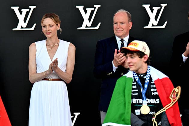 Prince Albert II of Monaco, Princess Charlene of Monaco with Kimi Antonelli on the podium for the trophy presentation of the Formula 1 Louis Vuitton Monaco Grand Prix 2026, in Monte Carlo, Monaco, June 7, 2026 Bruno Bebert Bestimage Podium after the F1 Monaco Grand Prix on June 7, 2026 at the Circuit de Monaco in Monte Carlo, Monaco Monte Carlo France  Copyright: xBrunoxBebertx xBestimagexBrunoxBebertx xBestimagex