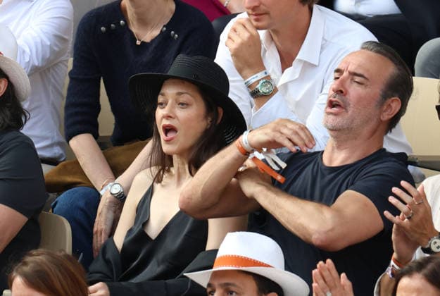 Roland Garros 2026 - Tribunes Finale Cobolli vs Zverev DFY suite 2 Marion Cotillard et Jean Dujardin CÃ lÃ britÃ s dans les tribunes de Roland Garros pendant la finale homme de l Open de France de Tennis Ã Paris, le 7 juin 2026. Celebrities in the stands at Roland Garros stadium during the men s final of the French Open in Paris on June 7, 2026.  Copyright: xDidierxFereyx