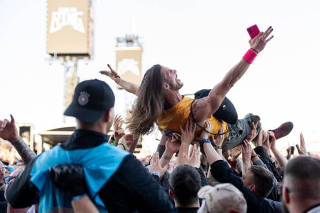 Ein Crowdsurfer während des Auftritts der US-amerikanischen Rockband Alter Bridge im Rahmen des Festivals Rock am Ring 2026 am Nürburgring. Nürburg Rock am Ring Rheinland-Pfalz Germany *** A crowdsurfer during the performance of the US rock band Alter Bridge as part of the Rock am Ring 2026 festival at the Nürburgring Nürburg Rock am Ring Rheinland Pfalz Germany
