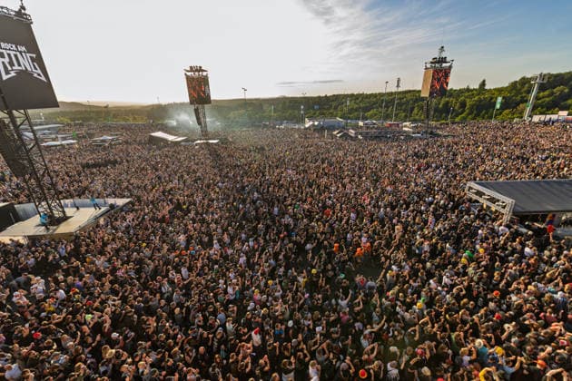 Rock am Ring 2026. Volles Infield- 07.06.26 Zehntausende Besucher stehen am späten Nachmittag im dicht gefüllten Infield vor der Utopia Stage bei Rock am Ring 2026 auf dem Nürburgring in Nürburg. Die Utopia Stage, die im Fahrerlager steht, ist die größte der drei Festivalbühnen; die beiden weiteren Bühnen sind auf dem weitläufigen Gelände verteilt. Das Festival ist ausverkauft. Nürburg Nürburgring Rheinland-Pfalz Deutschland *** Rock am Ring 2026 Full infield 07 06 26 Tens of thousands of visitors stand in front of the Utopia Stage in the densely packed infield at Rock am Ring 2026 at the Nürburgring in Nürburg in the late afternoon The Utopia Stage, which is located in the paddock, is the largest of the three festival stages th Copyright: xMarcxJohnx