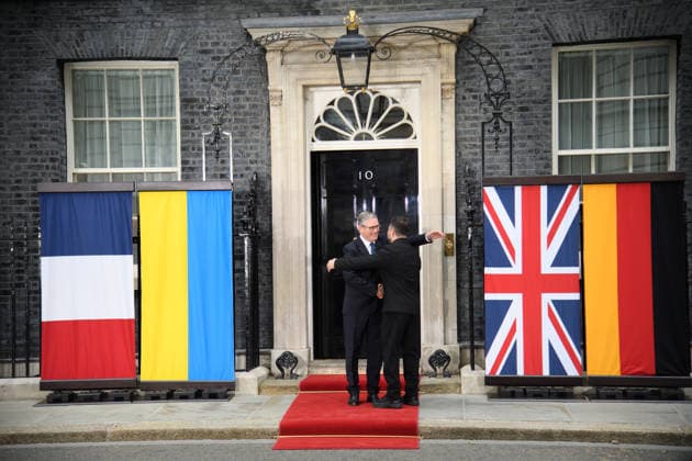 Quad-lateral Meeting On Ukraine at Downing Street, London, UK - 07 June 2026 British Prime Minister Sir Keir Starmer poses for a photo with Ukrainian President Volodymyr Zelenskyy as he arrives for a quadliateral meeting in Downing Street, London, England, UK on Sunday 7 June, 2026., Credit:Justin Ng Avalon UK, England, London, Downing Street  Copyright: xJustinxNgx xAvalonx 1108681322