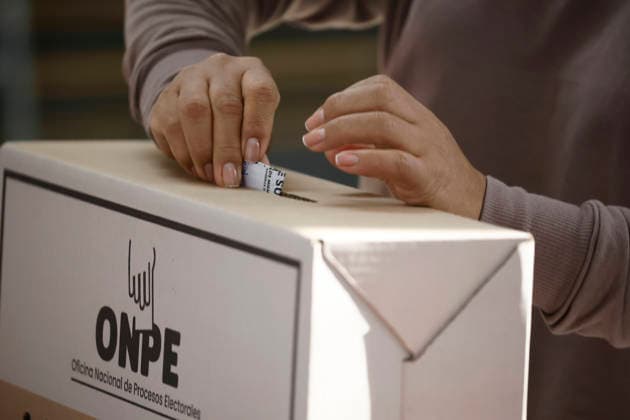 Santiago June 7, 2026 Peruvian citizens in Chile vote during the second round of the presidential election in the commune of Providencia Dragomir Yankovic Aton Chile, Santiago Chile Aton 1163016  Copyright: DRAGOMIRxYANKOVIC ATONxCHILE
