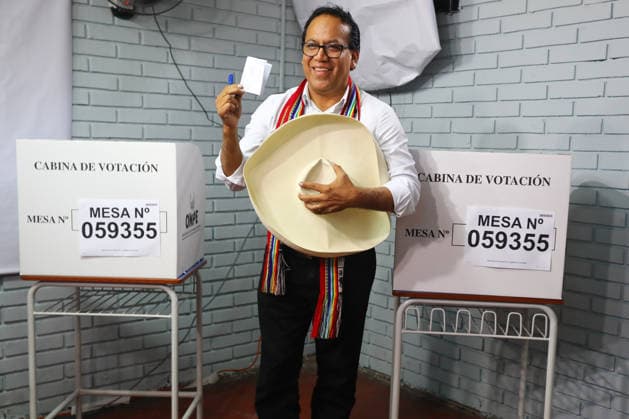 Second round of the Presidential Elections in Lima, Peru LIMA, PERU - JUNE 07: Leftist presidential candidate Roberto Sanchez of the Together for Peru (Juntos por el Peru) party cast his ballot at a polling station during the second round of the presidential elections in Lima, Peru on June 07, 2026. Jorge Cerdan Anadolu Lima Peru. Editorial use only. Please get in touch for any other usage.  Copyright: x2026xAnadoluxJorgexCerdanx