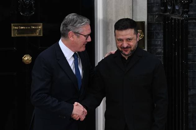 Leaders meet at Downing Street for Ukraine Summit LONDON, UNITED KINGDOM - JUNE 07: Ukrainian President Volodymyr Zelenskyy (R) arrives at 10 Downing Street to meet with British Prime Minister Keir Starmer (L), German Chancellor Friedrich Merz and French President Emmanuel Macron for talks focused on continued support and solidarity for Ukraine in London, United Kingdom on June 07, 2026. Rasid Necati Aslim Anadolu London United Kingdom. Editorial use only. Please get in touch for any other usage.  Copyright: x2026xAnadoluxRasidxNecatixAslimx