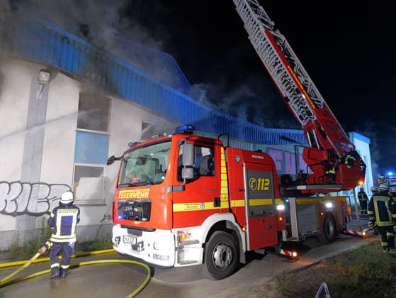 Großbrand in Wunstorf 180 Feuerwehrleute kämpfen gegen einen Brand in einer ehemaligen Lagerhalle. Starke Hitzentwicklung erschwert Löscharbeitenb. *** Major fire in Wunstorf 180 firefighters battle a fire in a former warehouse Strong heat development makes extinguishing work difficultb Copyright: xBerndxGüntherx