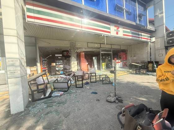 (260608) -- MANILA, June 8, 2026 -- This photo taken on June 8, 2026 shows a damaged shop after a 7.8 magnitude earthquake, in General Santos City, the Philippines. At least five people have been reported dead after a 7.8-magnitude offshore earthquake that hit the southern Philippines, according to a local disaster official. The Philippine Institute of Volcanology and Seismology said the tectonic earthquake occurred at 7:37 a.m. local time at a depth of 33 km, with the epicenter 32 km southwest of the coast of Maasim town in Sarangani Province on Mindanao Island, close to General Santos, with a population of some 700,000. The institute said the highest wave recorded reached 1.4 meters. (SpotNews) PHILIPPINES-GENERAL SANTOS CITY-EARTHQ 
