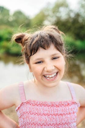 Laughing young girl enjoying time outdoors near water Kettering, England, United Kingdom CR_JNDO260603-2045251-01 ,model released, Symbolfoto