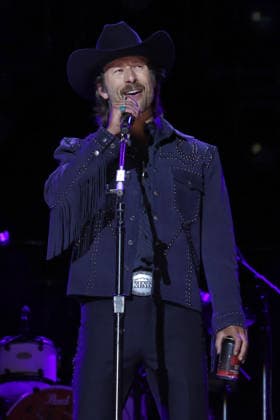 CMA Music Festival - Day 4 Glen Powell onstage at day four of the CMA Music Festival held at Nissan Stadium on June 7, 2026 in Nashville, TN. Nashville Nissan Stadium Tennessee USA Copyright: xCurtisxHilbunx xAFF-USA.comx