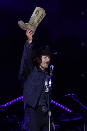 CMA Music Festival - Day 4 Glen Powell onstage at day four of the CMA Music Festival held at Nissan Stadium on June 7, 2026 in Nashville, TN. Nashville Nissan Stadium Tennessee USA Copyright: xCurtisxHilbunx xAFF-USA.comx