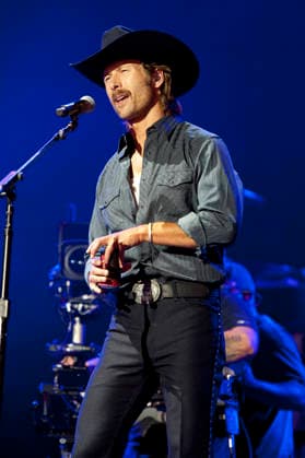 June 7, 2026 - Nashville, Tennessee; USA - Actor GLEN POWELL makes an appearance at the Nissan Stadium as part of the 2026 CMA Music Festival that took place in downtown Nashville. Copyright 2026 . Nashville USA  - ZUMAm78_ 20260607_zaf_m78_096 Copyright: xJasonxMoorex