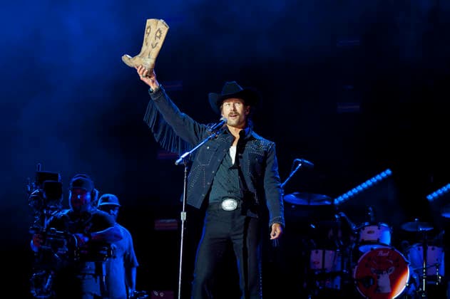 June 7, 2026 - Nashville, Tennessee; USA - Actor GLEN POWELL makes an appearance at the Nissan Stadium as part of the 2026 CMA Music Festival that took place in downtown Nashville. Copyright 2026 . Nashville USA  - ZUMAm78_ 20260608_zaf_m78_010 Copyright: xJasonxMoorex