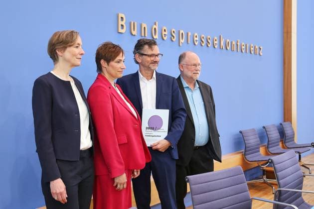 Berlin, Deutschland, 08.06.2026: Bundespressekonferenz: Vorstellung Friedensgutachten 2026: L-R: Ursula Schröder, Institut für Friedensforschung und Sicherheitspolitik an der Universität Hamburg (IFSH), Nicole Deitelhoff, PRIF ? Leibniz-Institut für Friedens- und Konfliktforschung, Conrad Schetter, Bonn International Centre for Conflict Studies (bicc), Tobias Debiel, Institut für Entwicklung und Frieden (INEF) der Universität Duisburg-Essen, *** Berlin, Germany, 08 06 2026 Federal Press Conference Presentation of the Peace Report 2026 L R Ursula Schröder, Institute for Peace Research and Security Policy at the University of Hamburg IFSH , Nicole Deitelhoff, PRIF Leibniz Institute for Peace and Conflict Research, Conrad Schetter, Bonn Intern Copyright: xdtsxNachrichtenagenturx dts_121924