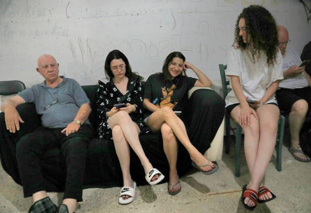 Israelis take shelter due missiles launched from Yemen TEL AVIV, ISRAEL - JUNE 08: Israelis take shelter as warning sirens sound across Tel Aviv following missiles launched from Yemen on June 08, 2026 in Tel Aviv, Israel. Gideon Markowicz Anadolu Tel Aviv Israel. Editorial use only. Please get in touch for any other usage.  Copyright: x2026xAnadoluxGideonxMarkowiczx