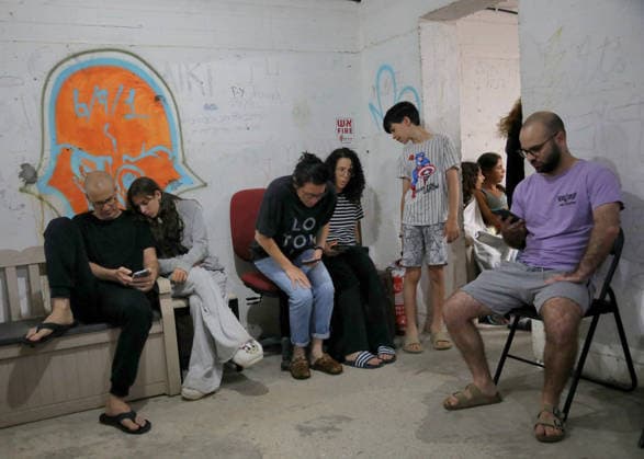 Israelis take shelter due missiles launched from Yemen TEL AVIV, ISRAEL - JUNE 08: Israelis take shelter as warning sirens sound across Tel Aviv following missiles launched from Yemen on June 08, 2026 in Tel Aviv, Israel. Gideon Markowicz Anadolu Tel Aviv Israel. Editorial use only. Please get in touch for any other usage.  Copyright: x2026xAnadoluxGideonxMarkowiczx