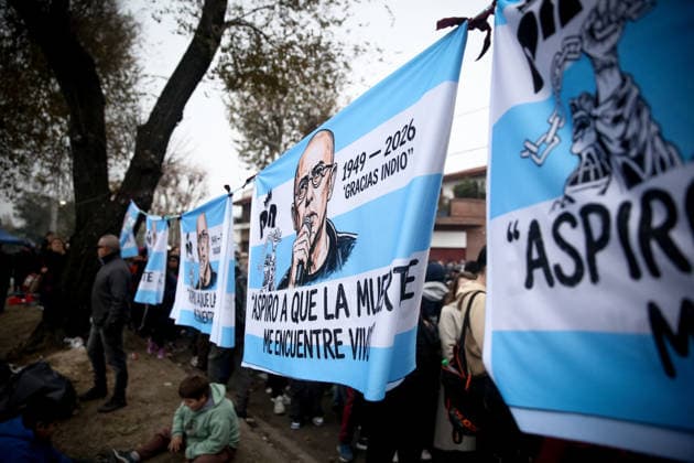 Fans Pay respect to the remains of the Indio Solari in Buenos Aires - 07 Jun 2026 Fans wait to pay their respects to singer Carlos Indio Solari during his funeral ceremony. The Argentine rock musician Carlos Alberto Solari known as Indio Solari, who was a member of the band Patricio Rey y sus Redonditos de Ricota, died on June 5 at his home in Parque Leloir. Buenos Aires Argentina Copyright: xRobertoxTuerox xSOPAxImagesx RTUERO_202606072037