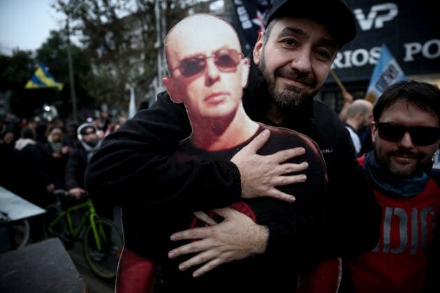 Fans Pay respect to the remains of the Indio Solari in Buenos Aires - 07 Jun 2026 A fan holds a giant picture of Indio as they wait to pay their respects to singer Carlos Indio Solari during his funeral. The Argentine rock musician Carlos Alberto Solari known as Indio Solari, who was a member of the band Patricio Rey y sus Redonditos de Ricota, died on June 5 at his home in Parque Leloir. Buenos Aires Argentina Copyright: xRobertoxTuerox xSOPAxImagesx RTUERO_202606072049