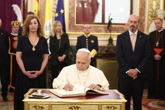 Pope Leo XIV visits Congress Pope Leo XIV signs the book of honor of the Congress, during his visit to the Congress of Deputies, June 8, 2026, in Madrid Spain Pope Leo XIV is the first Pope to deliver a speech as head of the Vatican State before deputies and senators, as part of his official trip to Spain 08 JUNE 2026 Madrid Madrid Madrid Spain  Copyright: xEduardoxParrax 7579954